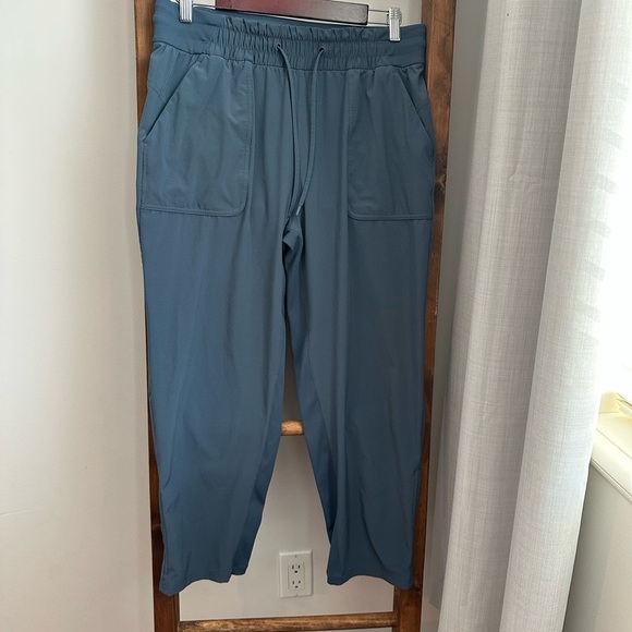 Lululemon Beyond the Studio Crop - Picture 4 of 10